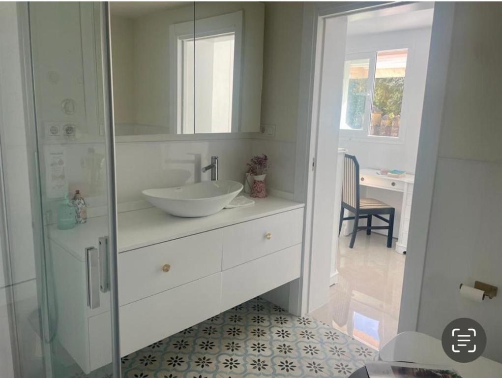 科尔多瓦Casa Muralla del Alcazar Viejo的白色的浴室设有水槽和镜子