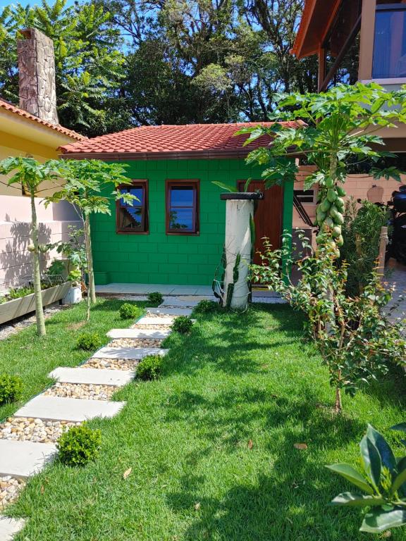 弗洛里亚诺波利斯Tiny House Perfeita para Casais的庭院里带走道的绿色房子