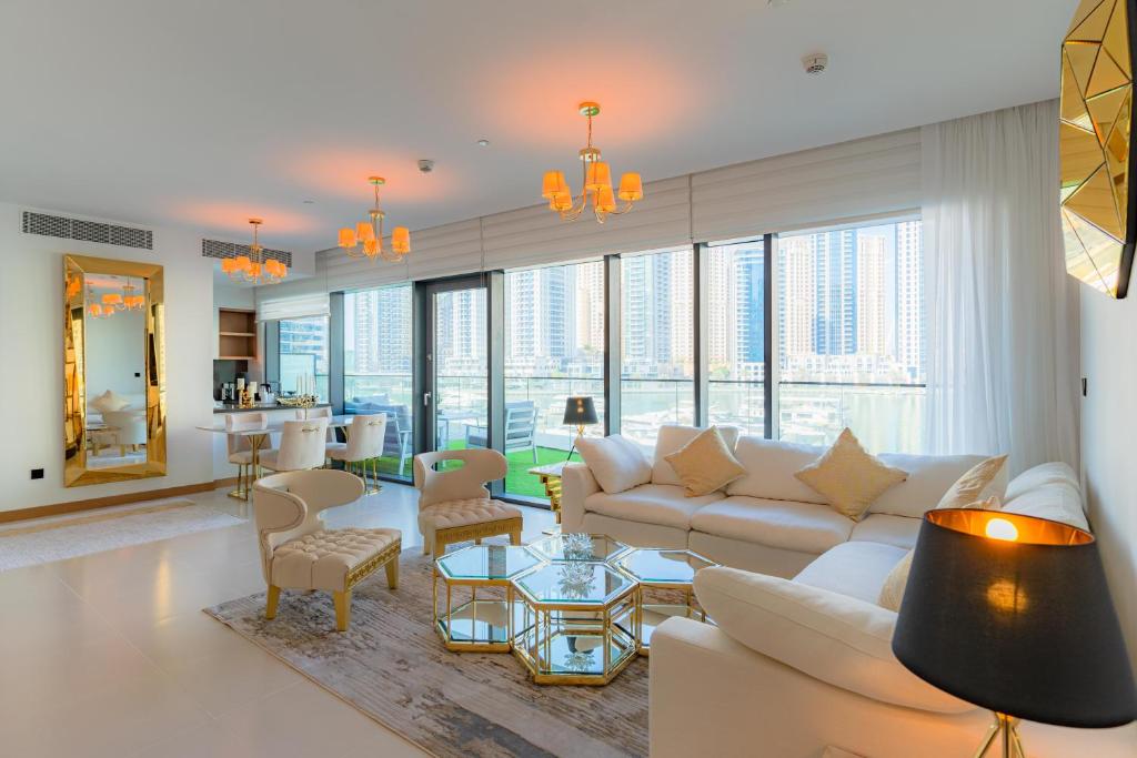 迪拜Vida Dubai Marina & Yacht Club , Hotel and Residences , Luxurious 2BR的客厅配有白色家具和大窗户