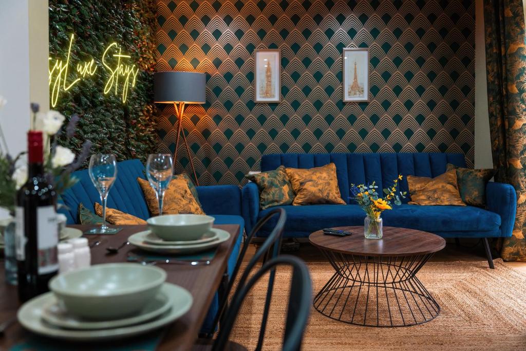 ThorleyAirport Haven: Pool Table, Games Room, Sleeps 9的客厅配有蓝色的沙发和桌子