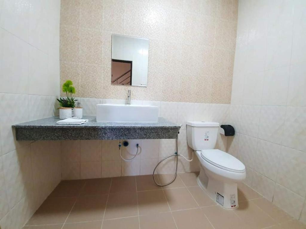 芭堤雅市中心ไอโฮมพัทยาเพลส的浴室配有白色卫生间和盥洗盆。