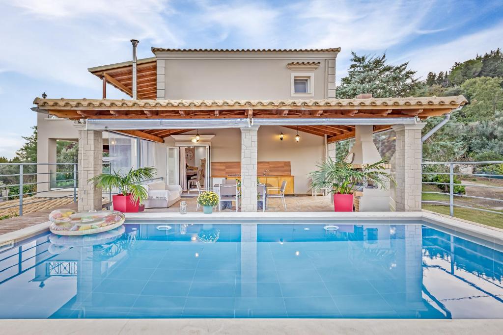 科孚镇VILLA OLIVIA CORFU - Amazing sea-view 3 bedroom villa with a pool的一座带游泳池和房子的别墅