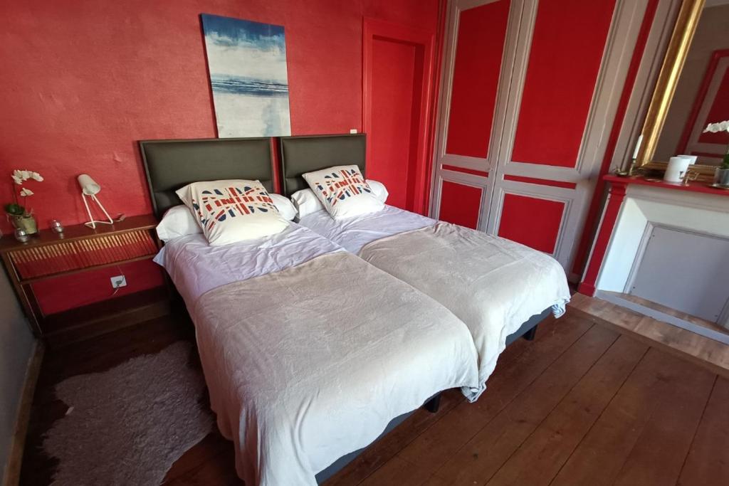 费康Chambre Etretat的一间卧室设有一张带红色墙壁的大床