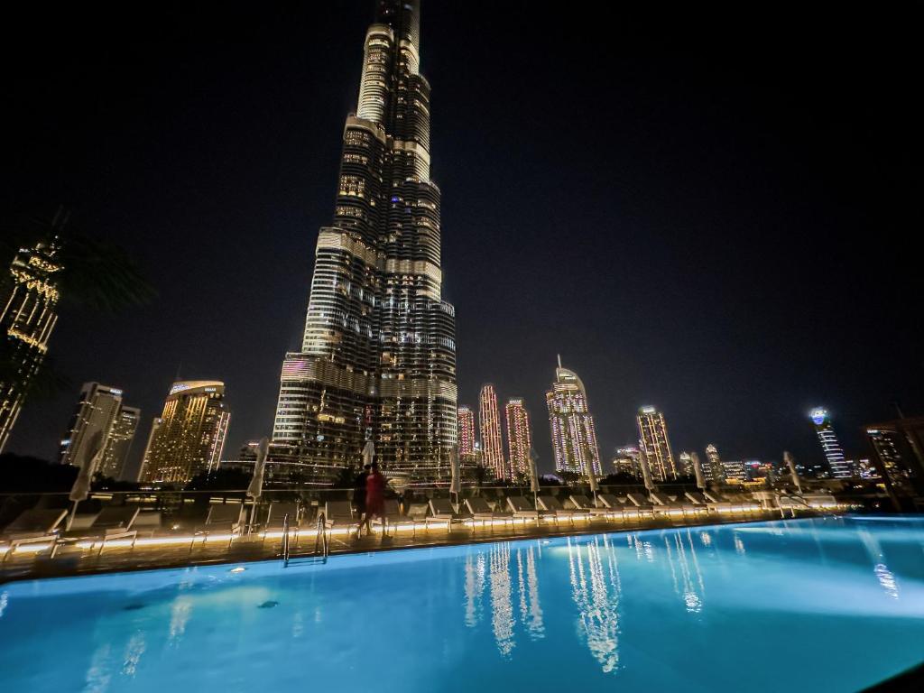 迪拜The Address Residences Dubai Opera , Full Burj Khalifa View , Luxurious 2BR的夜晚高楼的景色