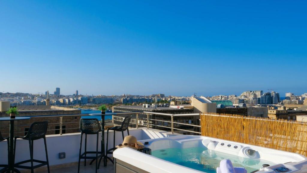 弗洛里亚纳Tritoni Valletta Boutique Hotel的建筑物屋顶上的热水浴池