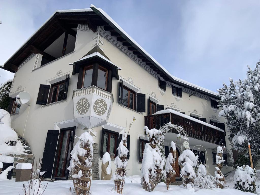 施库尔Chasa Tusa Scuol的一座白色的大房子,里面积雪