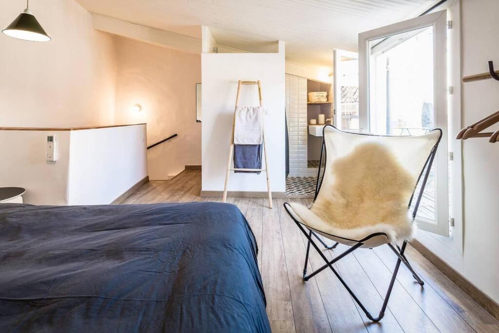 普罗旺斯艾克斯Hypercentre terrasse clim的一间卧室,卧室内配有一张床和一把椅子