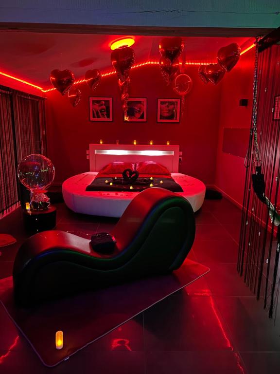 LignéLoft d'amour的红色的房间,配有一张带黑色沙发的床