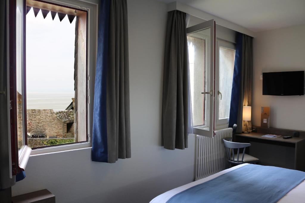 圣米歇尔山特拉斯布拉德酒店的酒店客房设有床和窗户。