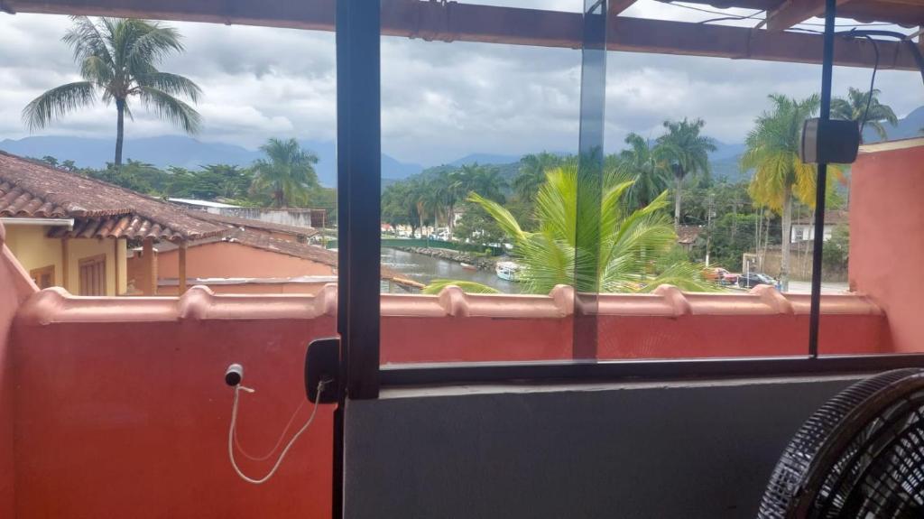 Pousada Casa do Rio Hostel - 8 min do Centro Hístorico - Passeio de Barco com saída da Pousada -Pago a parte- Perto das Praias e Beira Rio的阳台或露台
