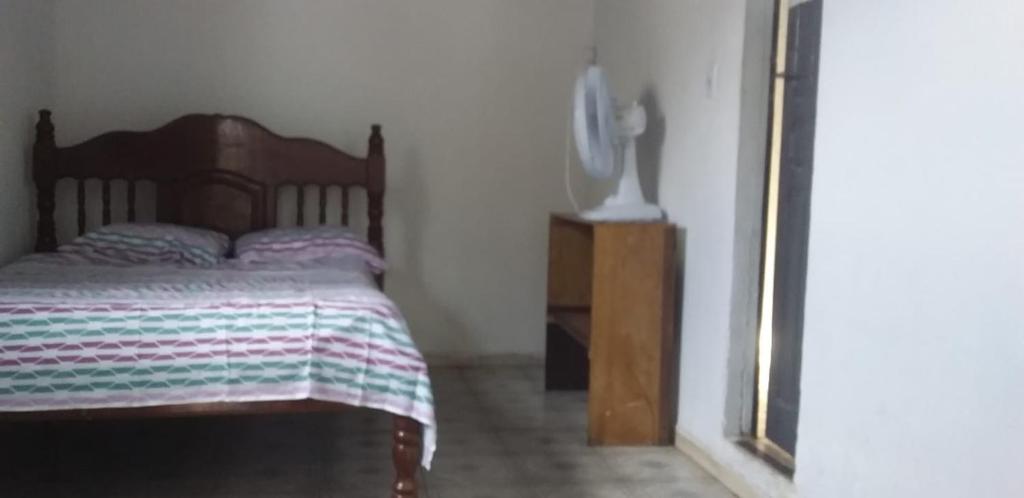 贝伦Residence Girassol的一间卧室配有一张床、梳妆台和镜子