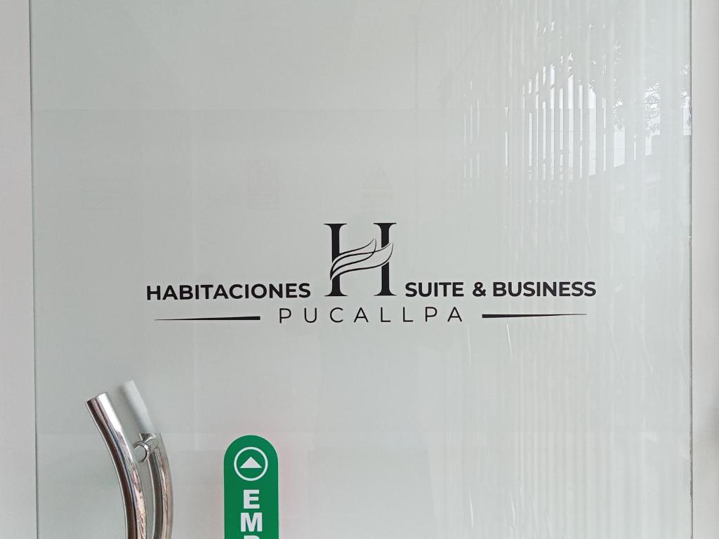 普卡尔帕Suite and Business的门上的一个标志,上面写着看护服务与商业用 ⁇ 