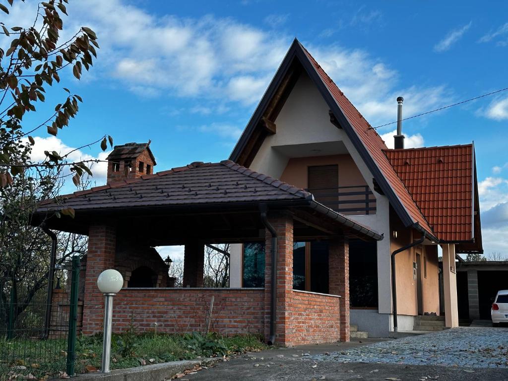 布尔奇科VIKENDICA TOJA - Brcko的红屋顶的小砖屋