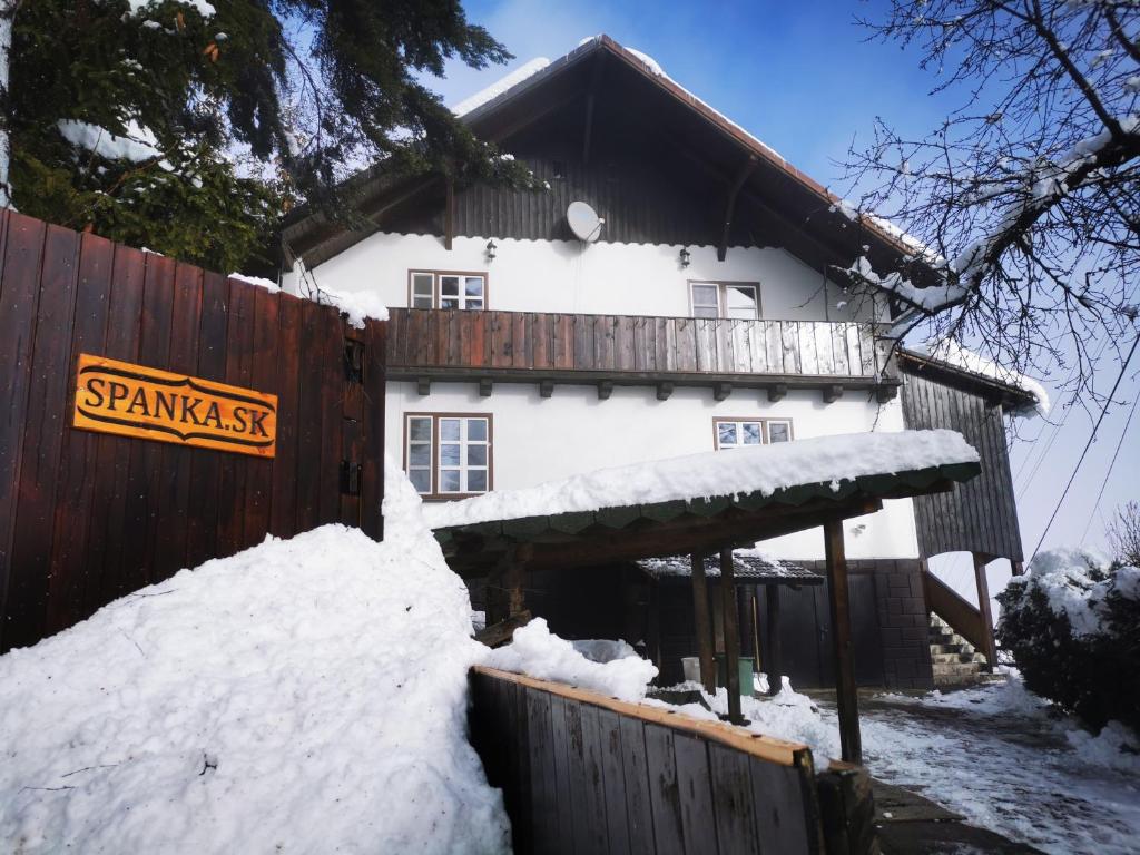 斯潘尼亚多利纳Drevenica Spanka的围栏旁的雪地房子