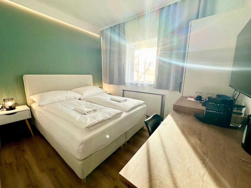 菲拉赫SmartRooms24的卧室配有白色的床和窗户。