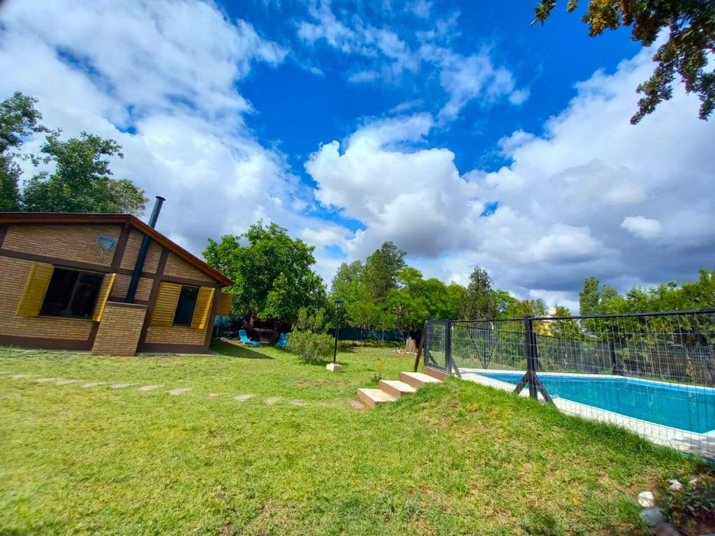 Las CompuertasCasa Lutan ,Mendoza, 6 personas ,Montaña y bodegas的一个带游泳池和房子的后院