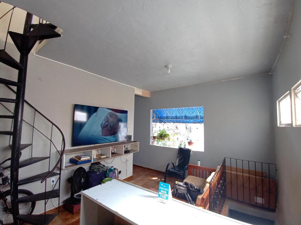 马瑙斯Discovery hostel的客厅的墙上配有平面电视。