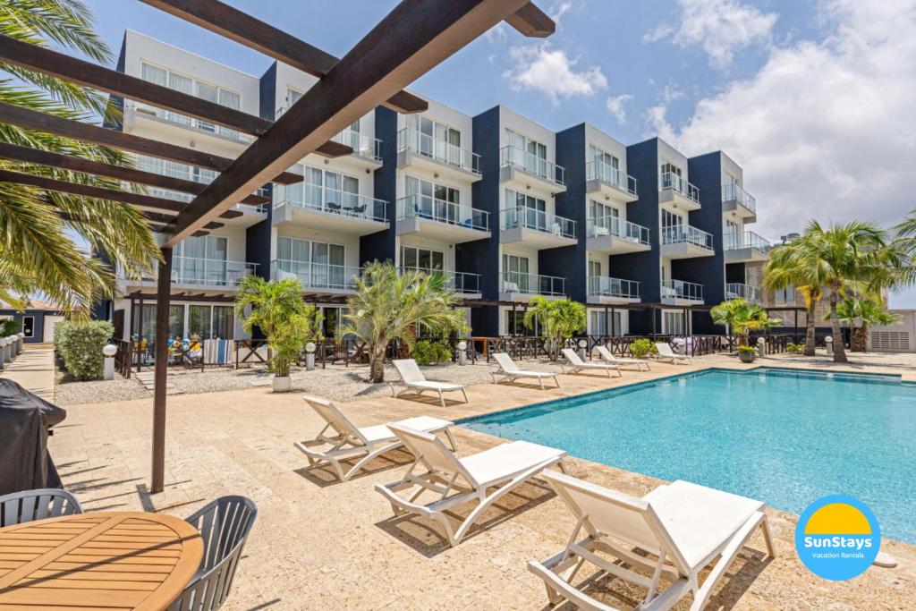 棕榈滩Large Luxury apartment on Palm Beach的度假村游泳池的图片