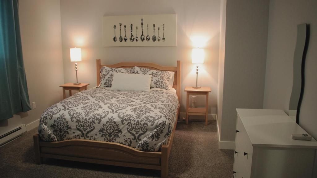 克利尔沃特斯通希尔旅馆的一间小卧室,配有床和2个床头柜