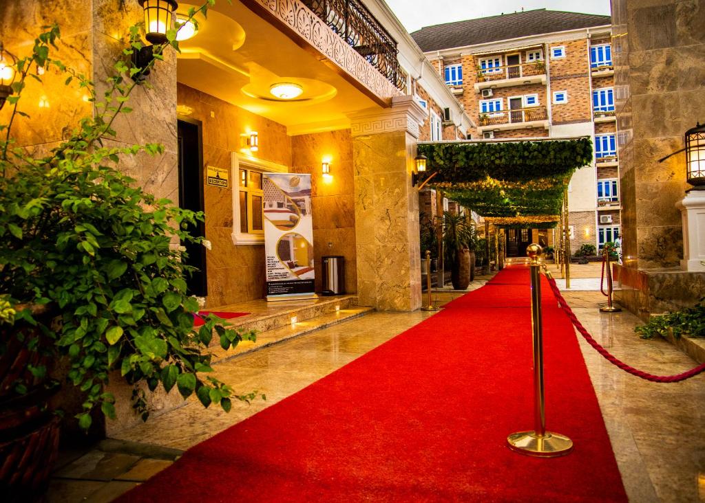 哈科特港Portland Resort Hotel的红地毯的建筑走廊上的红地毯