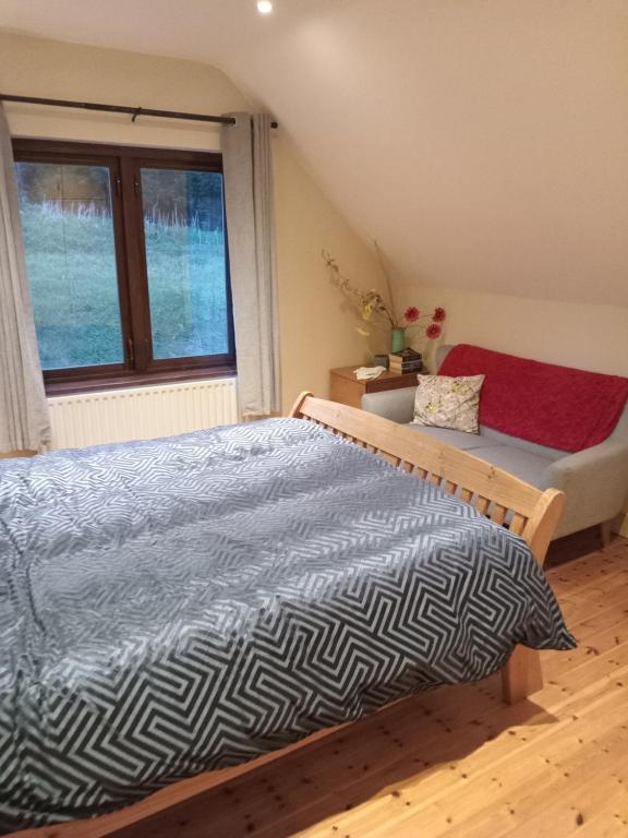 卡斯尔敦申德Coastal village retreat的一间卧室设有一张床和一个窗口