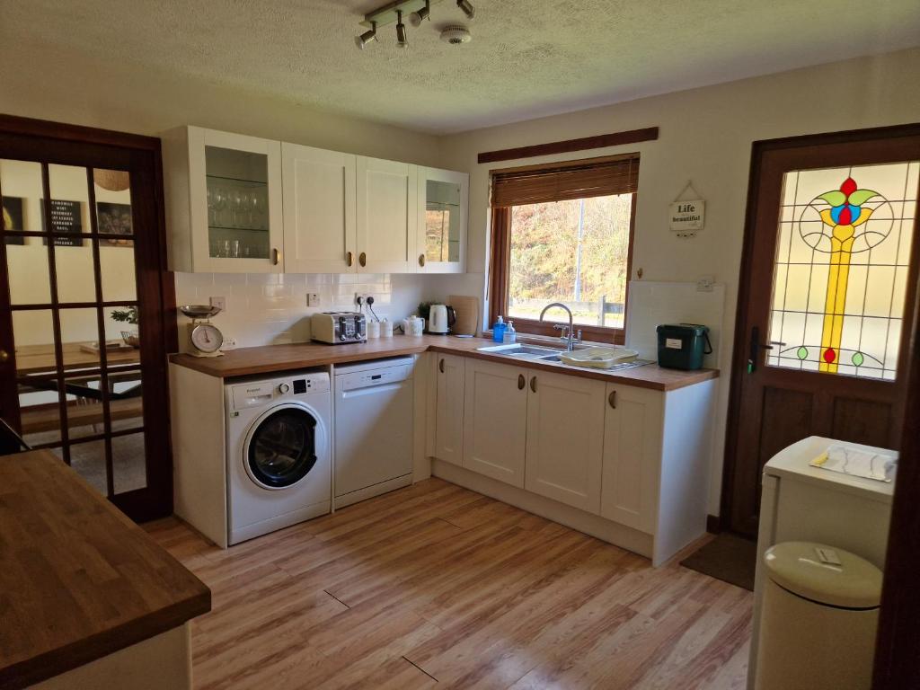 阿罗柴尔Wilmar Lodge的厨房配有洗衣机和洗衣机。