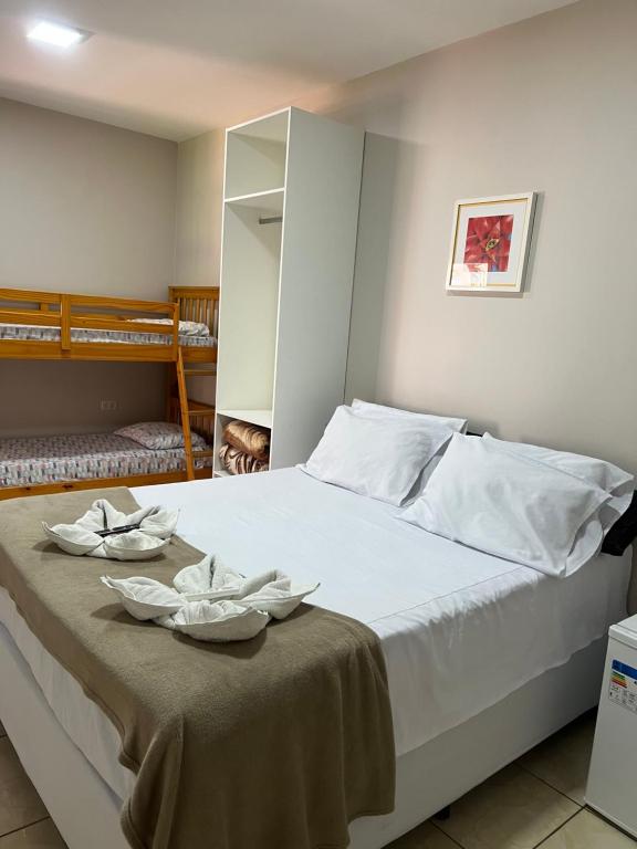 博尼图Pousada Papaya - Bonito的一间卧室配有一张床,上面有两条毛巾