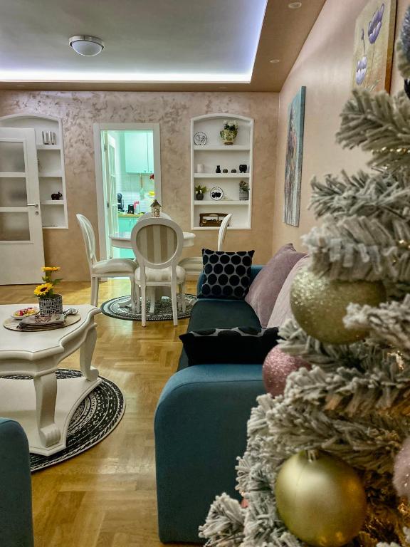 斯雷姆斯卡米特罗维察Apartman Diana的中间有圣诞树的客厅