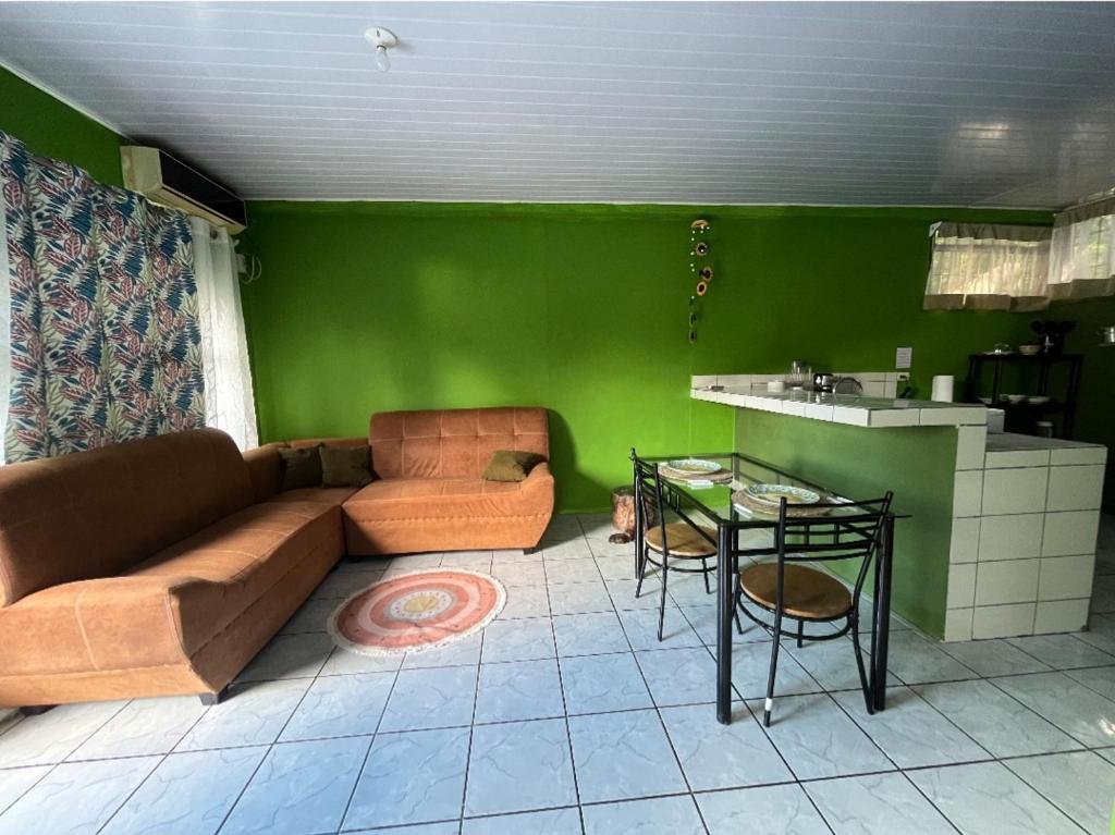 希门尼斯港Casa Coco的客厅配有沙发和桌子