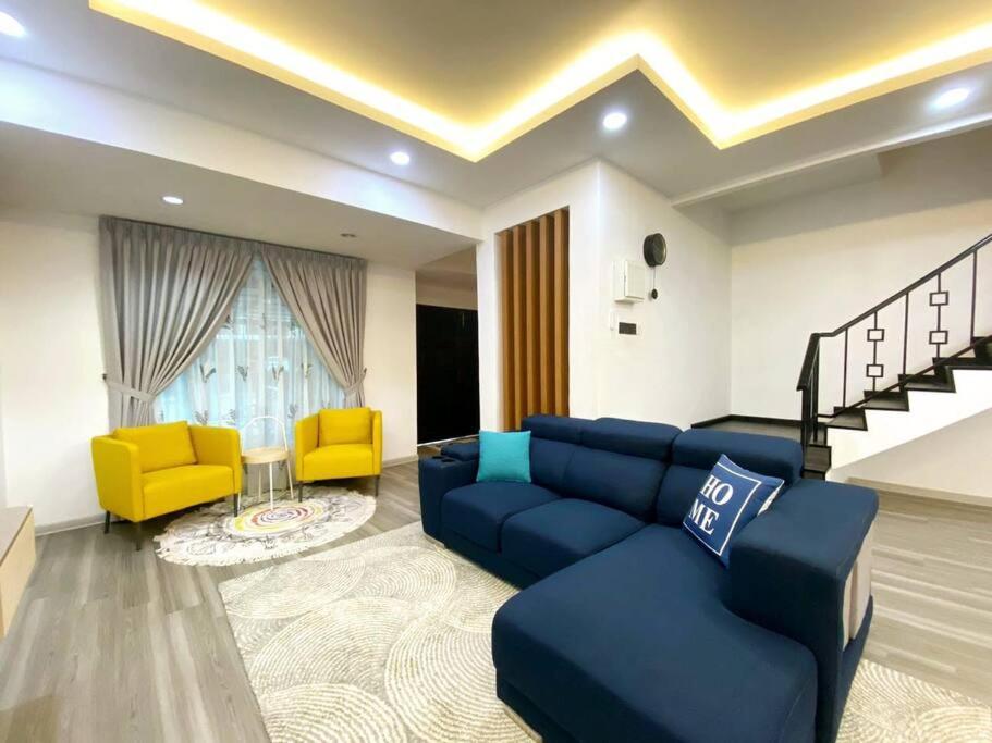 北赖Modern Cozy House 4Room10pax @Near Sunway Carnival的客厅配有蓝色的沙发和黄色的椅子