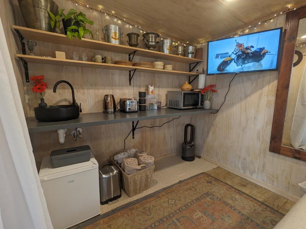 芒格努伊山Piccola Casa Fiorita的厨房设有壁挂式电视