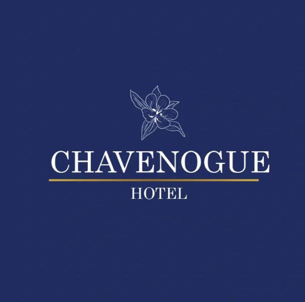 San JuanChavenogue Hotel的花上的酒店标志