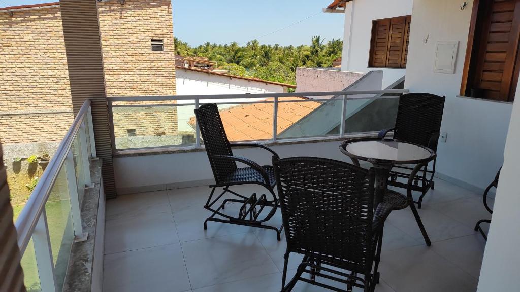 弗雷谢拉斯Casa Tropicana (2º andar)的阳台配有桌椅。