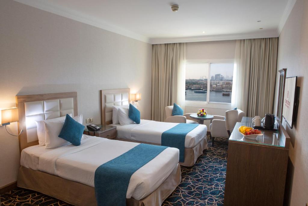 迪拜卡尔顿塔酒店的酒店客房设有两张床和窗户。