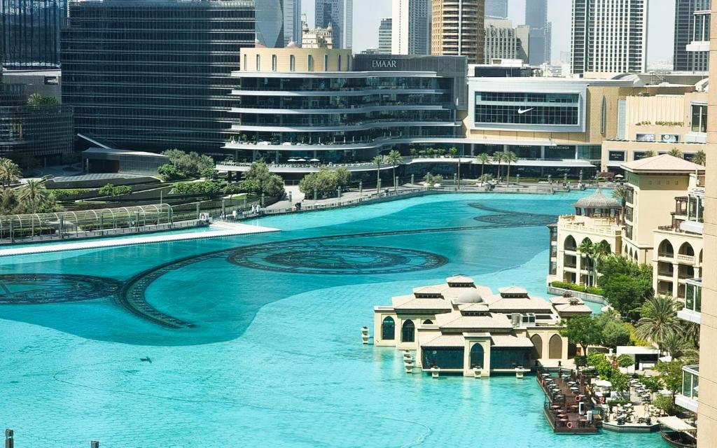 迪拜Fountainview Luxe 1BR, sleeps 4的城市里一个蓝色的大泳池