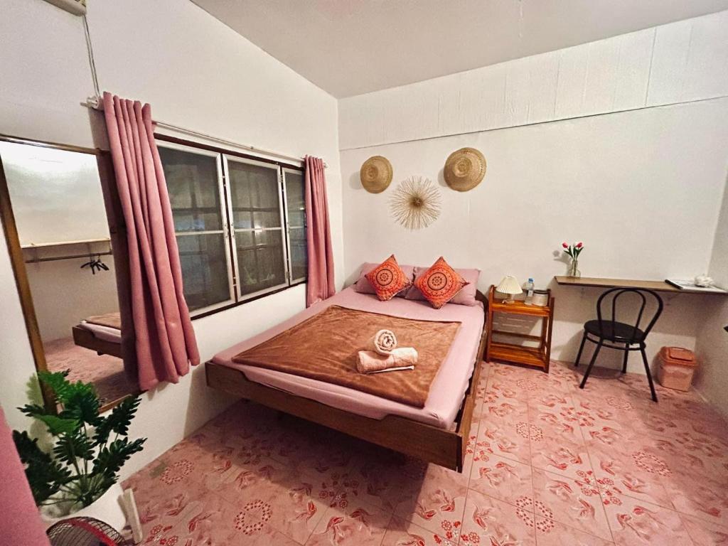 库德岛Lungkluay homestay的小房间设有一张带窗户的床