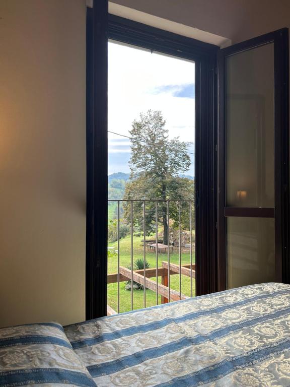 RobellaNutrilamente country house的一间卧室设有一张床和一个美景窗户。