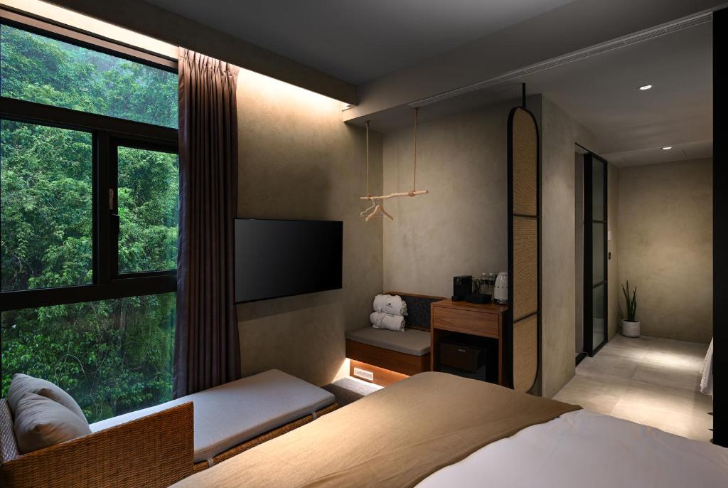 鱼池乡歸璞泊旅 Hotel Beore的一间卧室配有一张床和一台平面电视