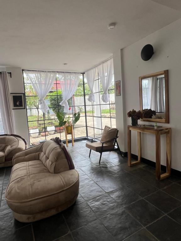 阿鲁沙Homestay in Arusha Wanderful Escape的客厅配有沙发和桌子