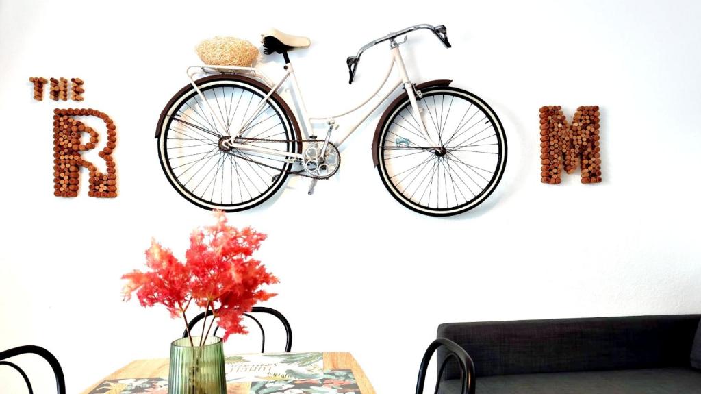罗列特海岸THE ROOM - APARTMENT IN LLORET的挂在桌子旁边的墙上的自行车