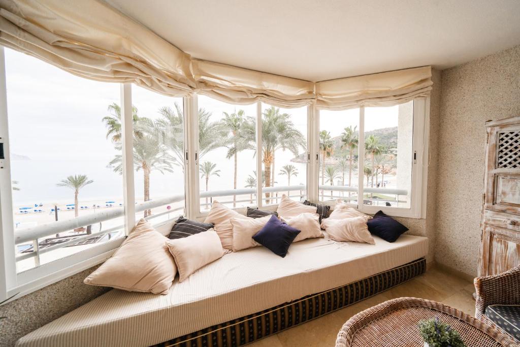 阿尔比尔Sea View Apartment Albir Playa Mar的享有海滩景致的靠窗座位