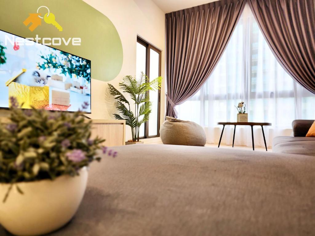 马六甲Mutiara Bali Residence Suites By Nestcove的酒店客房设有一张大床和电视
