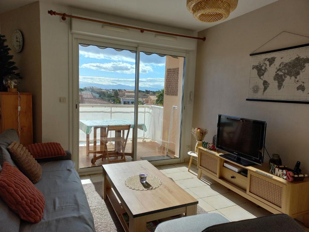 乐巴凯尔斯Le Barcares bel appartement 62m2 -2 chambres的带沙发和电视的客厅