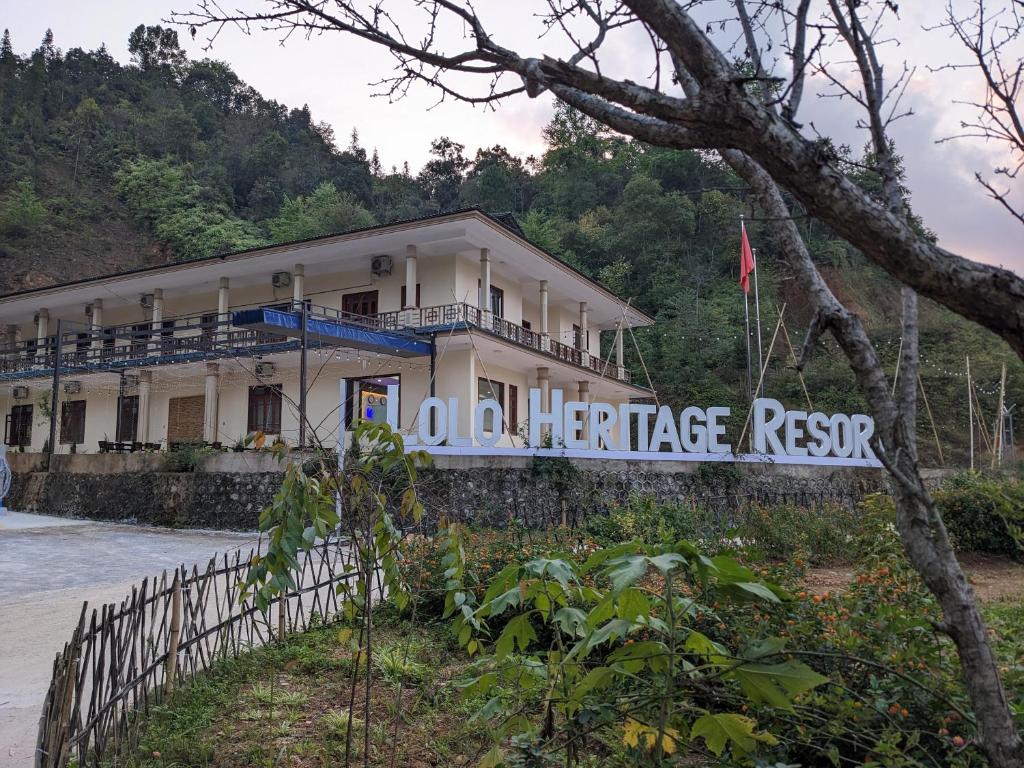 同文Lolo Heritage Resort的一座建筑,上面标有读取志愿者遗产保护区的标志