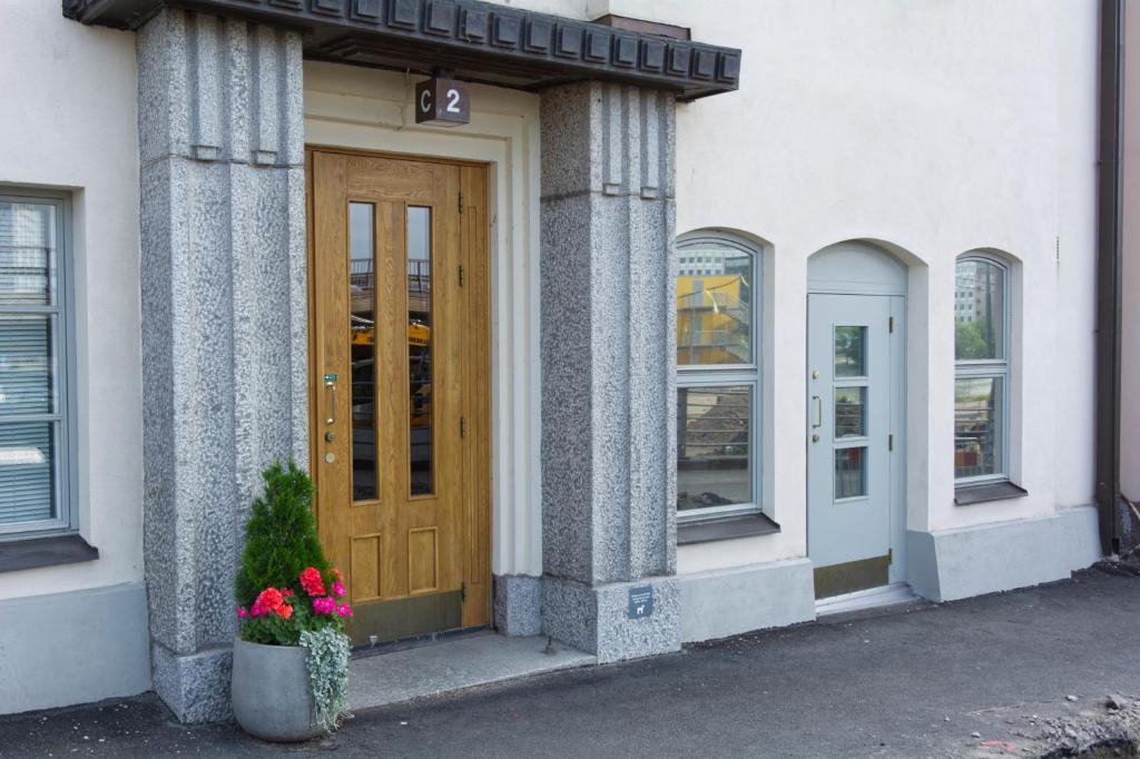 赫尔辛基Chic Studio in Historic Kruununhaka, Helsinki的前方有木门和鲜花的建筑