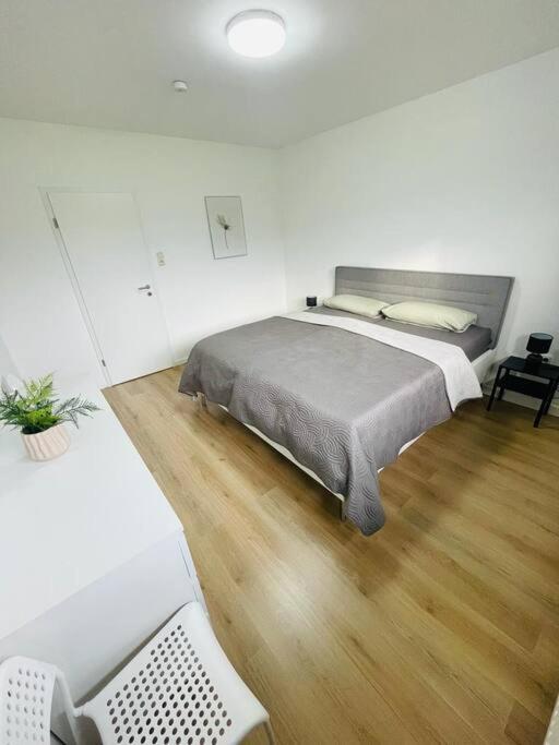 HerscheidFerienwohnung in Herscheid的一间卧室设有一张大床,铺有木地板
