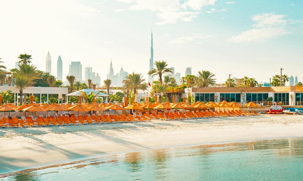 迪拜迪拜海滩Spa度假酒店的从海滩上欣赏到迪拜天际线的景色。