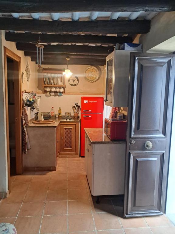 查兹拉德拉谢拉La Casita的厨房配有冰箱和红色冰箱。
