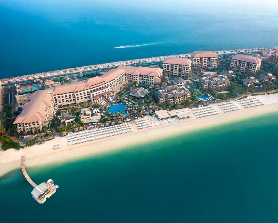 迪拜迪拜棕榈岛索菲特Spa度假酒店的海滩上的度假村的空中景致