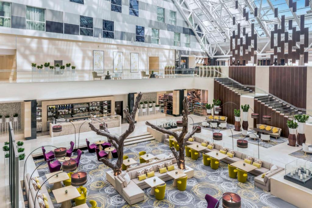 多哈Hyatt Regency Oryx Doha的酒店大堂的 ⁇ 染
